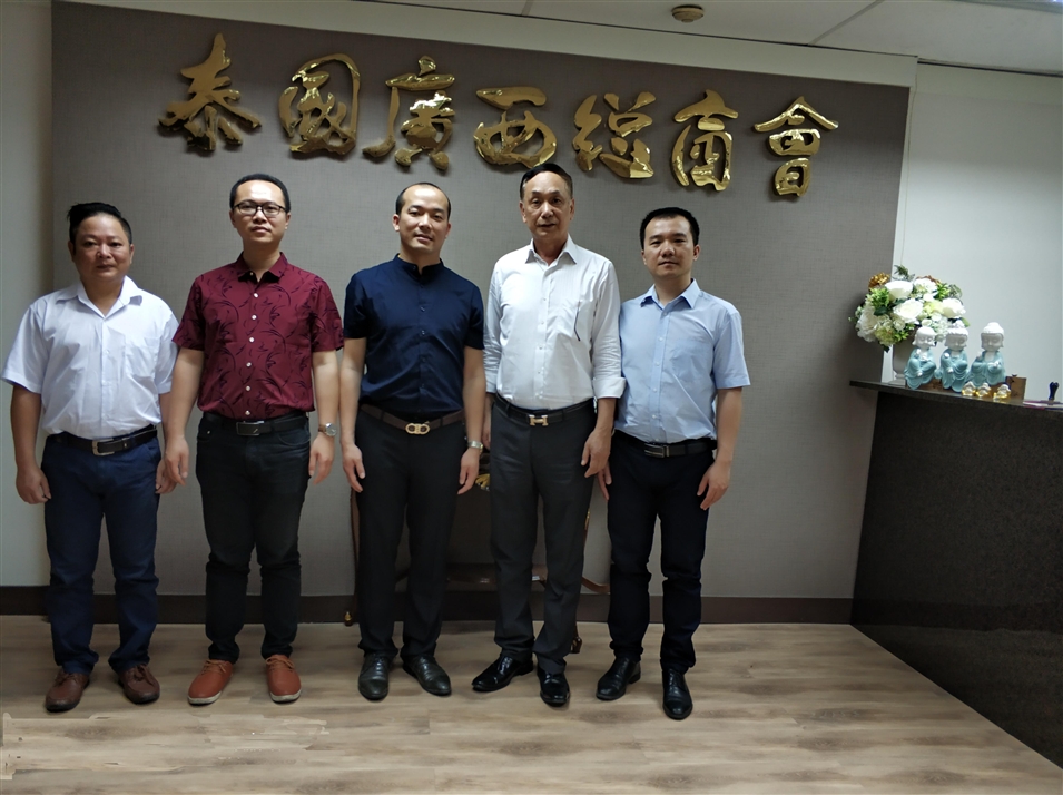 從左往右依次為國(guó)際部合伙人林健偉先生（左一），國(guó)際部總監(jiān)吳琪先生（左二），執(zhí)行董事粟宥朝先生（左三），商會(huì)主席李宇明（右二），國(guó)際部合伙人黃文超先生（右一）
