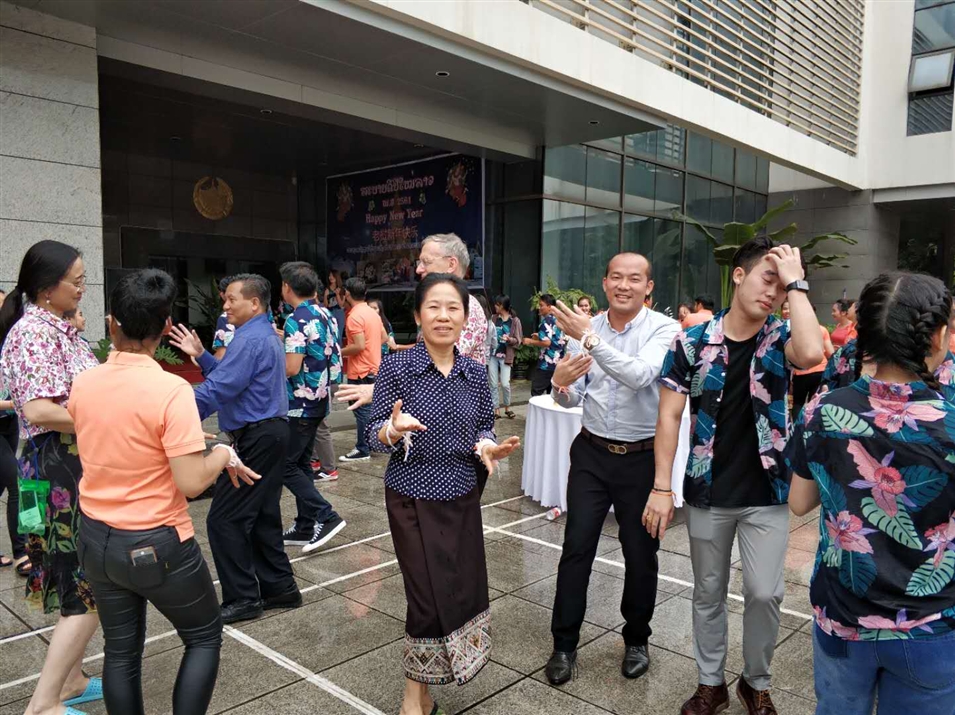 老撾駐南寧總領(lǐng)事萬(wàn)?！ぞS麗雅彭女士與廣西金沛教育執(zhí)行董事粟宥朝先生一起在總領(lǐng)事館廣場(chǎng)載歌載舞