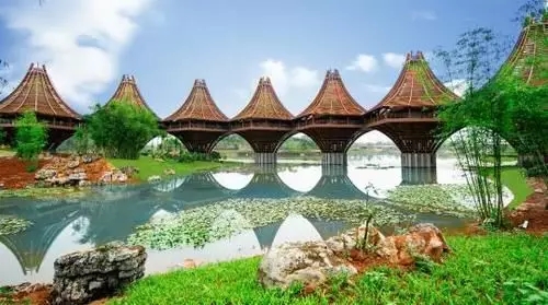 圖為中國(guó)-東盟友誼館。該建筑以廣西的風(fēng)雨橋?yàn)樵停⒁狻笆掷?，心連心”。表達(dá)中國(guó)與東盟十國(guó)睦鄰友好、合作共贏之意。