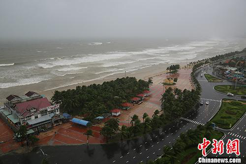 資料圖：2017年11月5日，越南峴港某處海灘風(fēng)雨交加。