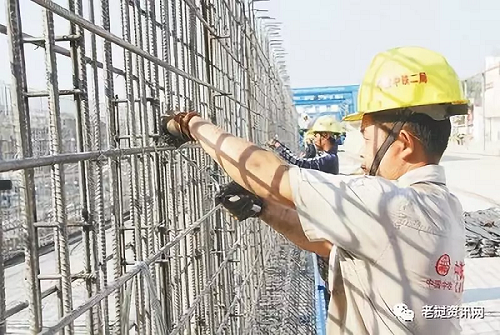 在中老鐵路萬象制梁場，中老兩國技術(shù)人員正在進行橋梁預(yù)制。本報記者 孫廣勇攝